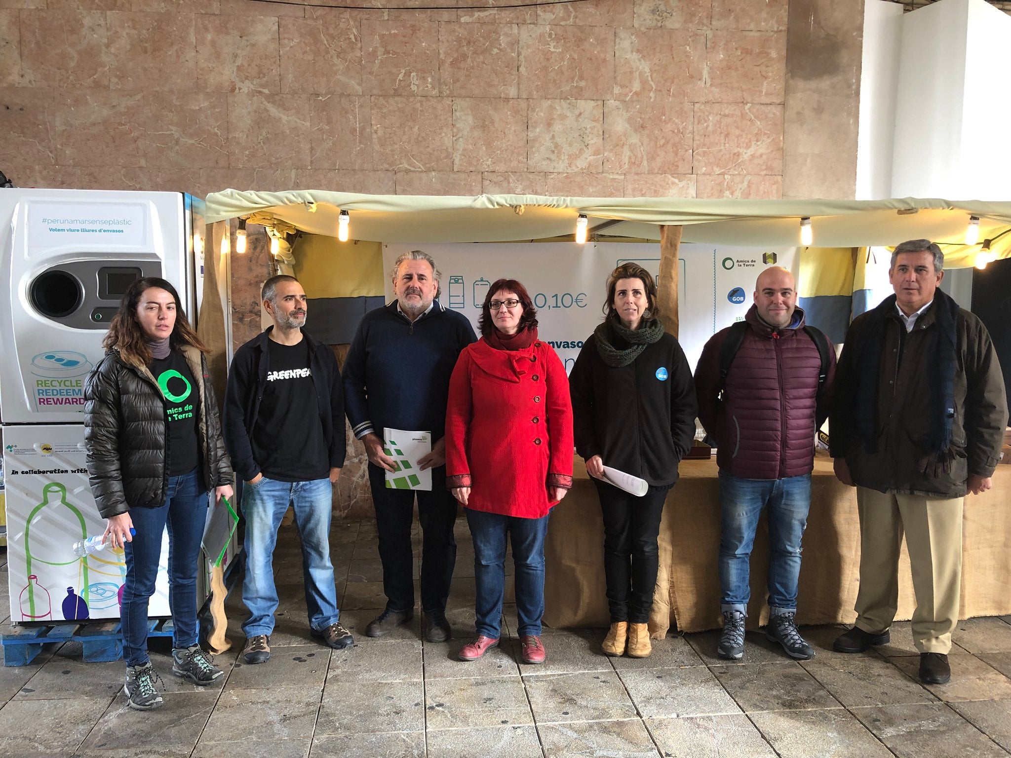 Un total de ocho entidades participan en una campaña en Palma para reducir la cantidad de envases de plástico Un total de ocho entidades participan en una campaña en Palma para reducir la cantidad de envases de plástico