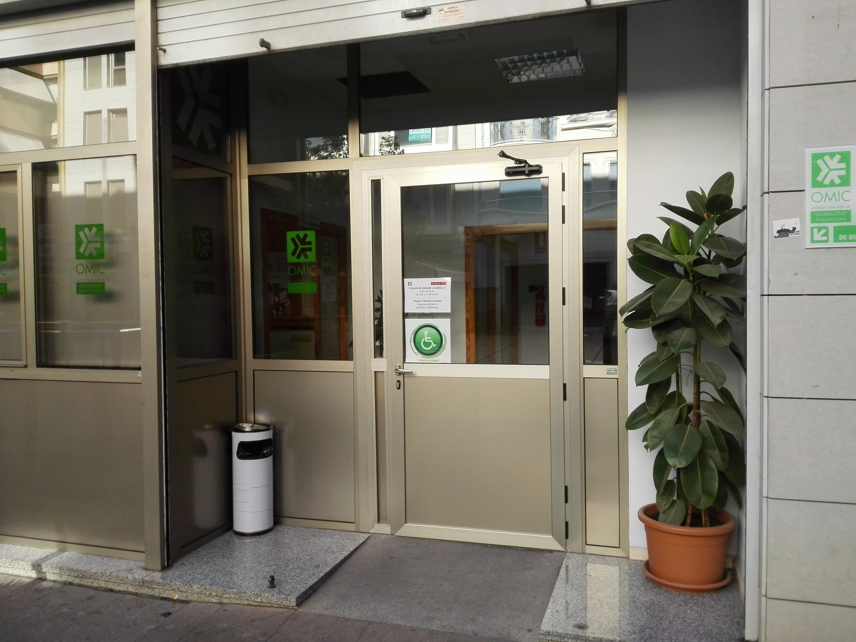 Ilicitanos por Elche critica que la OMIC sigue sin cumplir la ley de accesibilidad pese a que se ha cambiado su puerta de acceso Ilicitanos por Elche critica que la OMIC sigue sin cumplir la ley de accesibilidad pese a que se ha cambiado su puerta de acceso