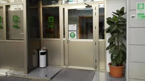 Acceso a la OMIC de Elche con la nueva puerta instalada Acceso a la OMIC de Elche con la nueva puerta instalada