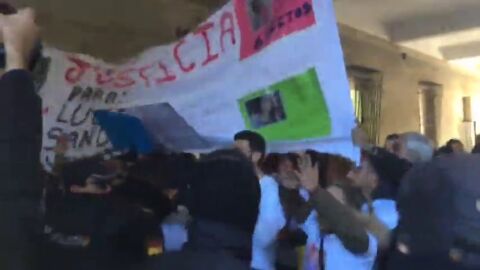 Decenas de personas reciben al grito de "asesinos" a los detenidos por el triple crimen de Dos Hermanas