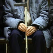 Anciano con una muleta