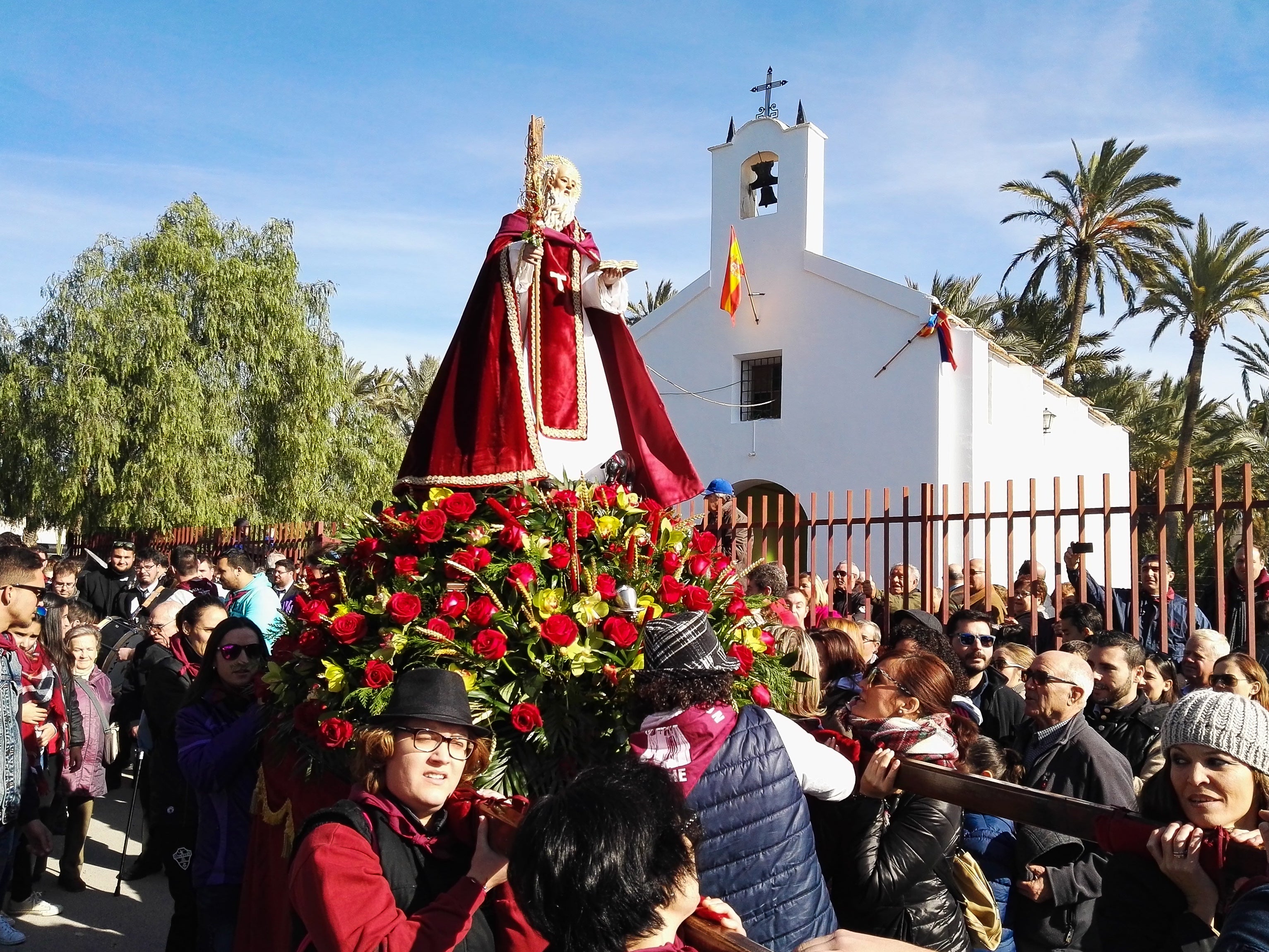 "Necesitamos hombros y brazos que nos ayuden a llevar al Santo en la Procesión" "Necesitamos hombros y brazos que nos ayuden a llevar al Santo en la Procesión"