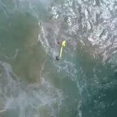 Momento del rescate de un dron a dos surfistas