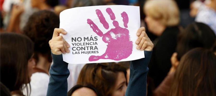 Una mujer protesta contra la violencia machista Una mujer protesta contra la violencia machista