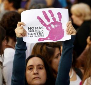 Una mujer protesta contra la violencia machista Una mujer protesta contra la violencia machista