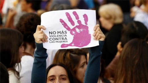 Una mujer protesta contra la violencia machista