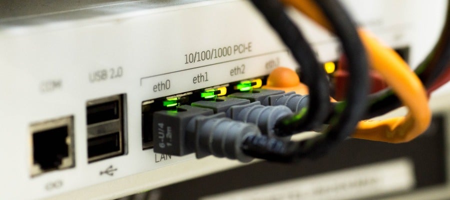 Cables conectados a un router Cables conectados a un router