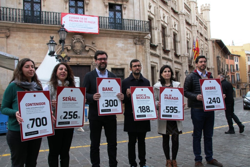 Cort colocará etiquetas en el mobiliario urbano con el precio de cada elemento para combatir el vandalismo Cort colocará etiquetas en el mobiliario urbano con el precio de cada elemento para combatir el vandalismo