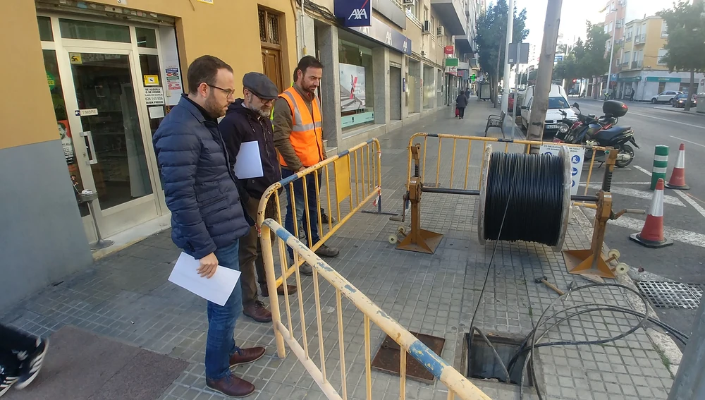 El concejal de Mantenimiento, Héctor Díez, en la zona en la que se está instalando un semáforo El concejal de Mantenimiento, Héctor Díez, en la zona en la que se está instalando un semáforo