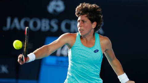 Carla Su&aacute;rez golpea de rev&eacute;s ante Kanepi