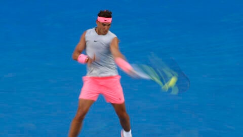 Rafa Nadal golpea con su drive ante Dzumhur