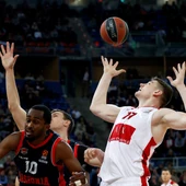 Gudaitis trata de llegar a un balón Gudaitis trata de llegar a un balón