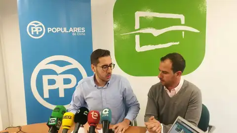 Sergio Rodríguez, a la izquierda, en la sede del PP de Elche Sergio Rodríguez, a la izquierda, en la sede del PP de Elche