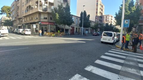 Cruce en la Avenida de Alicante de Elche en la que se est&aacute; instalando un sem&aacute;foro