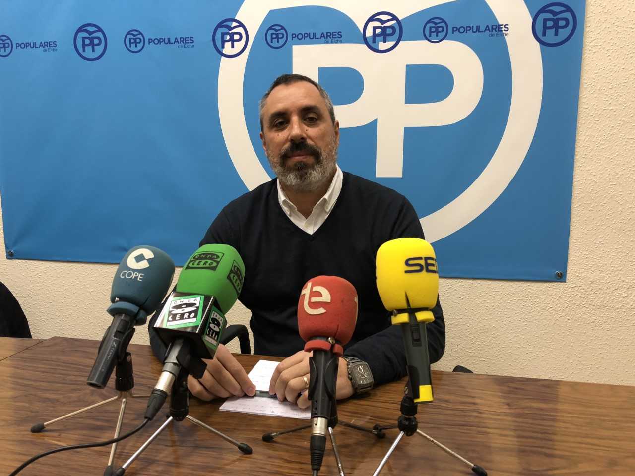 El PP de Elche critica que el tripartito "ha rescatado" a un exasesor de Compromís en el Ayuntamiento de Alicante El PP de Elche critica que el tripartito "ha rescatado" a un exasesor de Compromís en el Ayuntamiento de Alicante