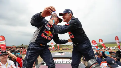 Lucas Cruz y Carlos Sainz se abrazan tras ganar el Dakar Lucas Cruz y Carlos Sainz se abrazan tras ganar el Dakar