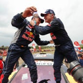 Lucas Cruz y Carlos Sainz se abrazan tras ganar el Dakar