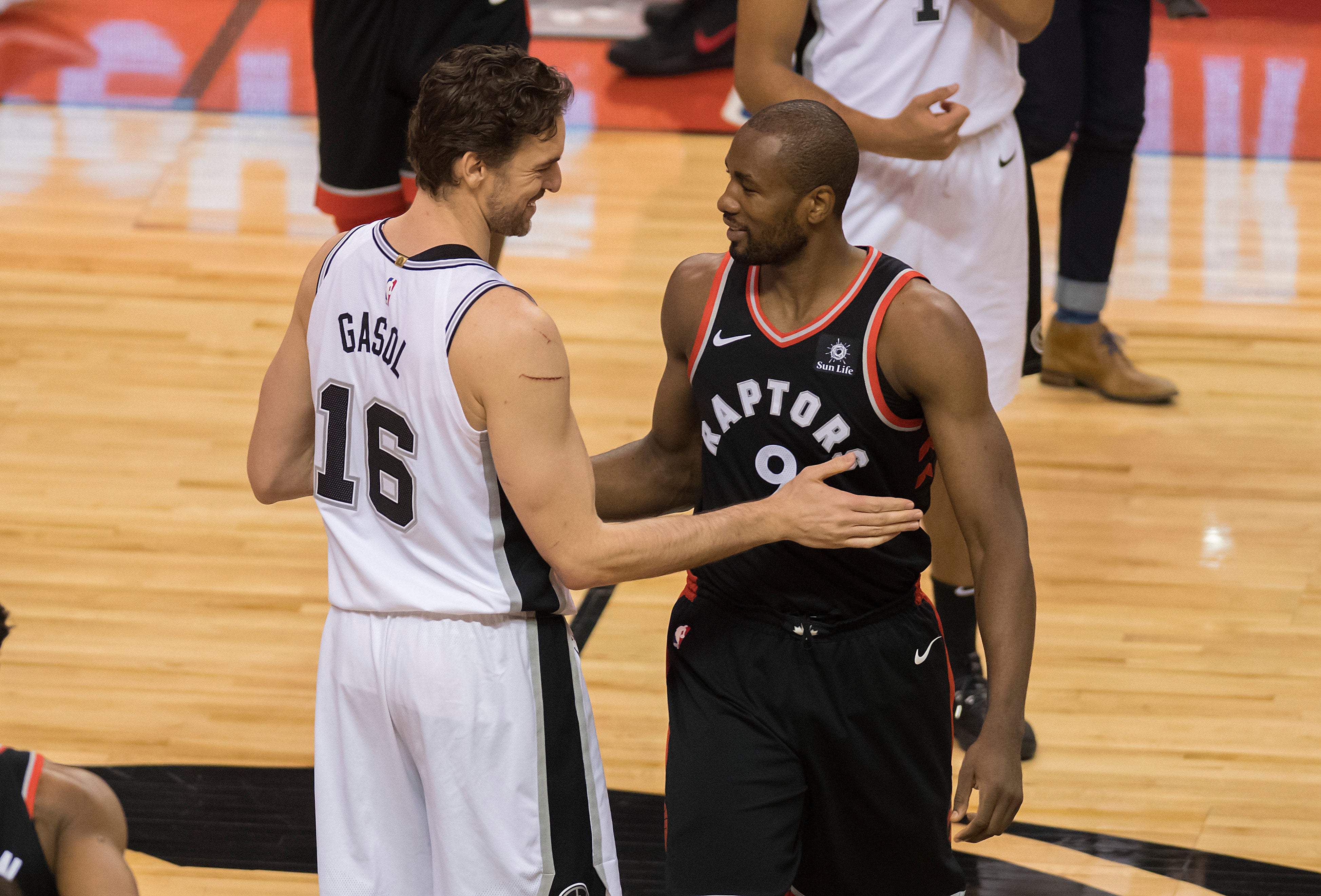 Los Raptors de Ibaka le ganan la partida a los mermados Spurs de Pau Gasol Los Raptors de Ibaka le ganan la partida a los mermados Spurs de Pau Gasol