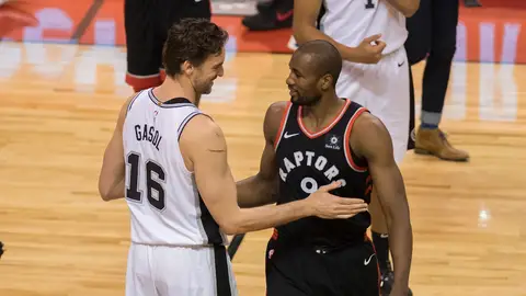 Gasol e Ibaka dialogan durante el Raptors-Spurs Gasol e Ibaka dialogan durante el Raptors-Spurs