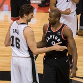 Gasol e Ibaka dialogan durante el Raptors-Spurs Gasol e Ibaka dialogan durante el Raptors-Spurs
