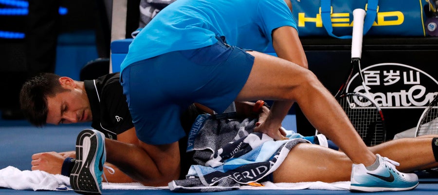 Djokovic, siendo atendido por las asistencias médicas Djokovic, siendo atendido por las asistencias médicas