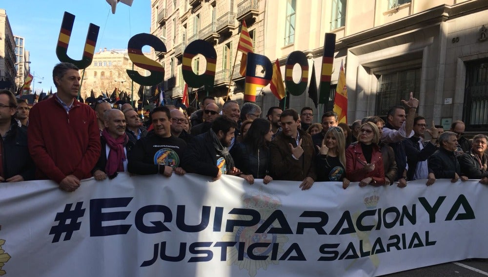 Manifestación por la equiparación salarial entre policías y Mossos en Barcelona