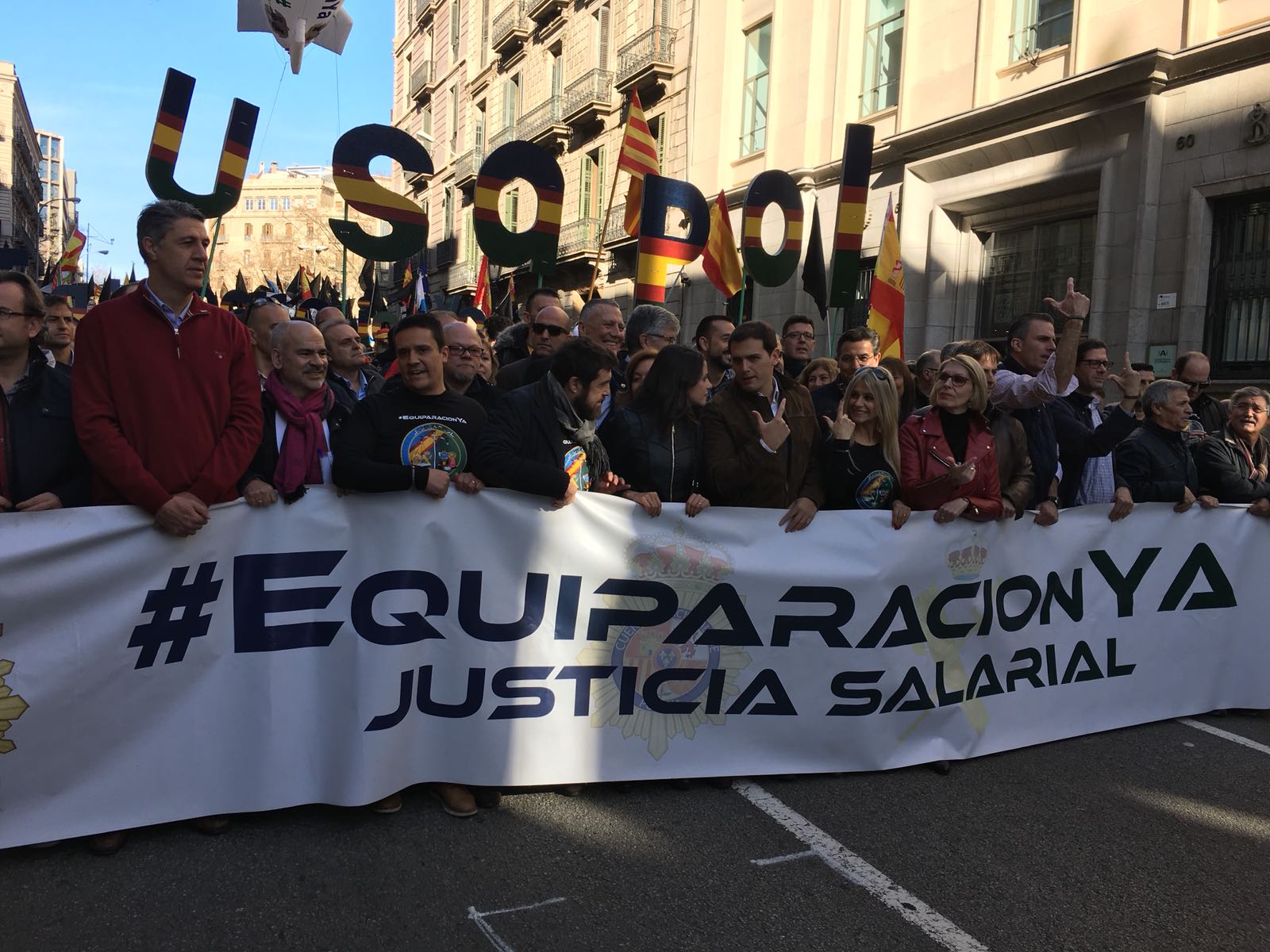 Policías y guardias civiles aceptan la propuesta de equiparación salarial ofrecida por Interior Policías y guardias civiles aceptan la propuesta de equiparación salarial ofrecida por Interior