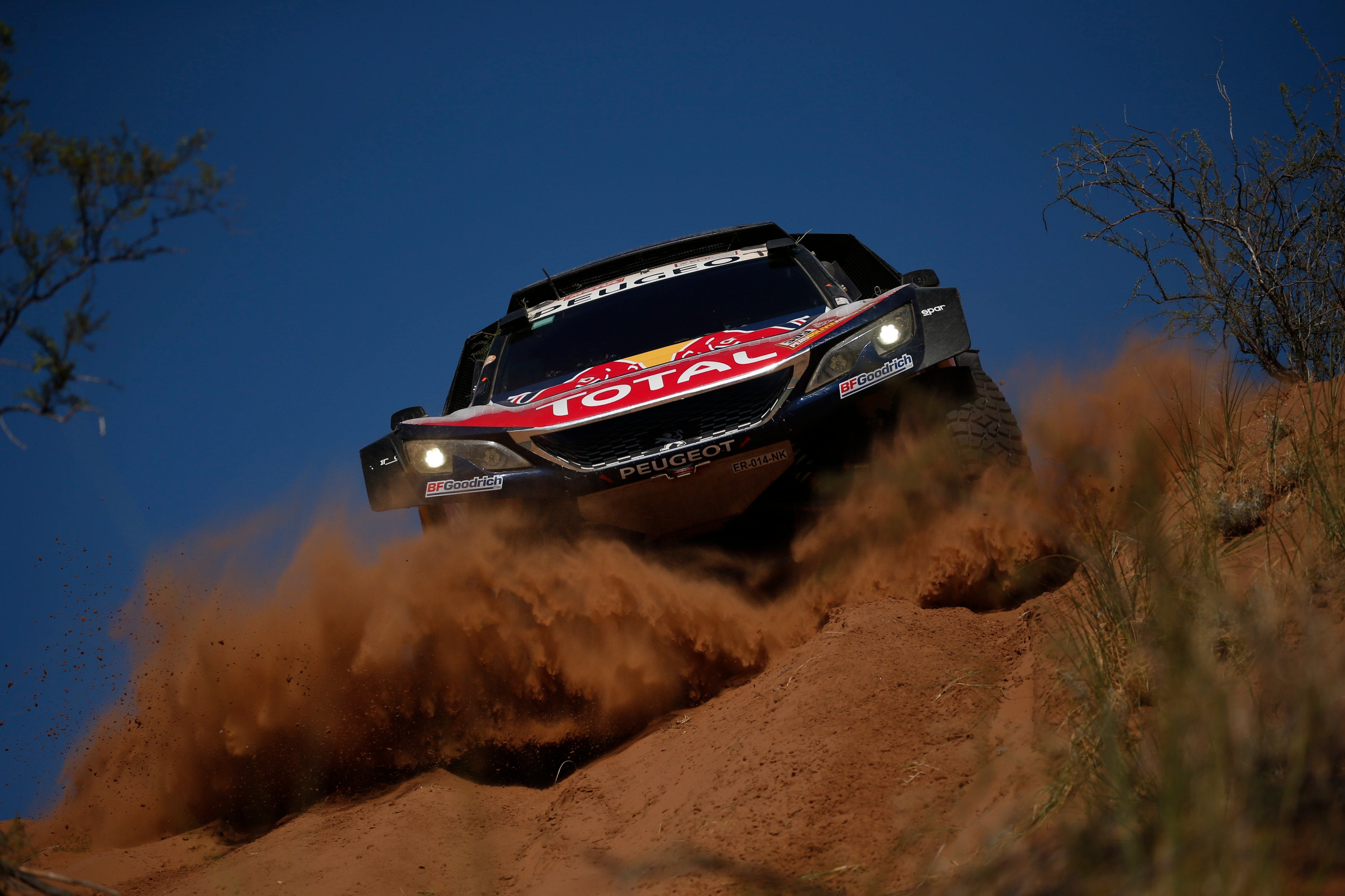 Carlos Sainz roza su segundo Dakar tras una avería de Peterhansel Carlos Sainz roza su segundo Dakar tras una avería de Peterhansel