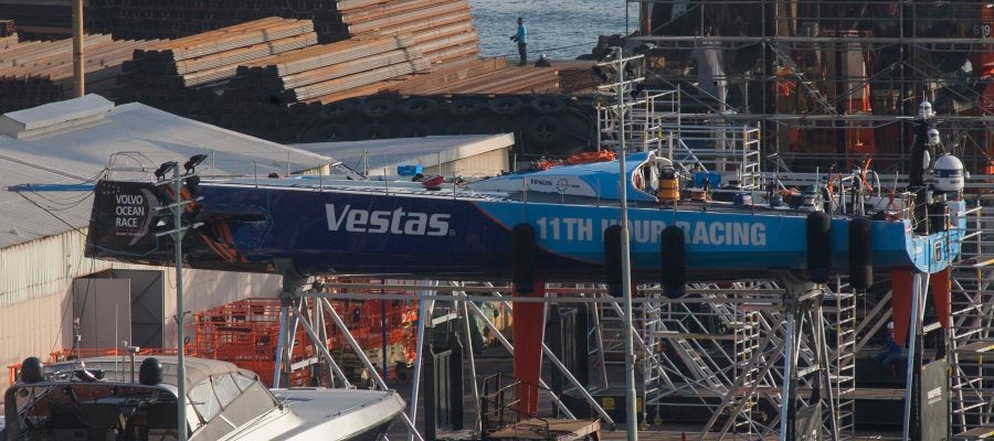 El 'Vestas', siendo reparado tras el fatal incidente El 'Vestas', siendo reparado tras el fatal incidente