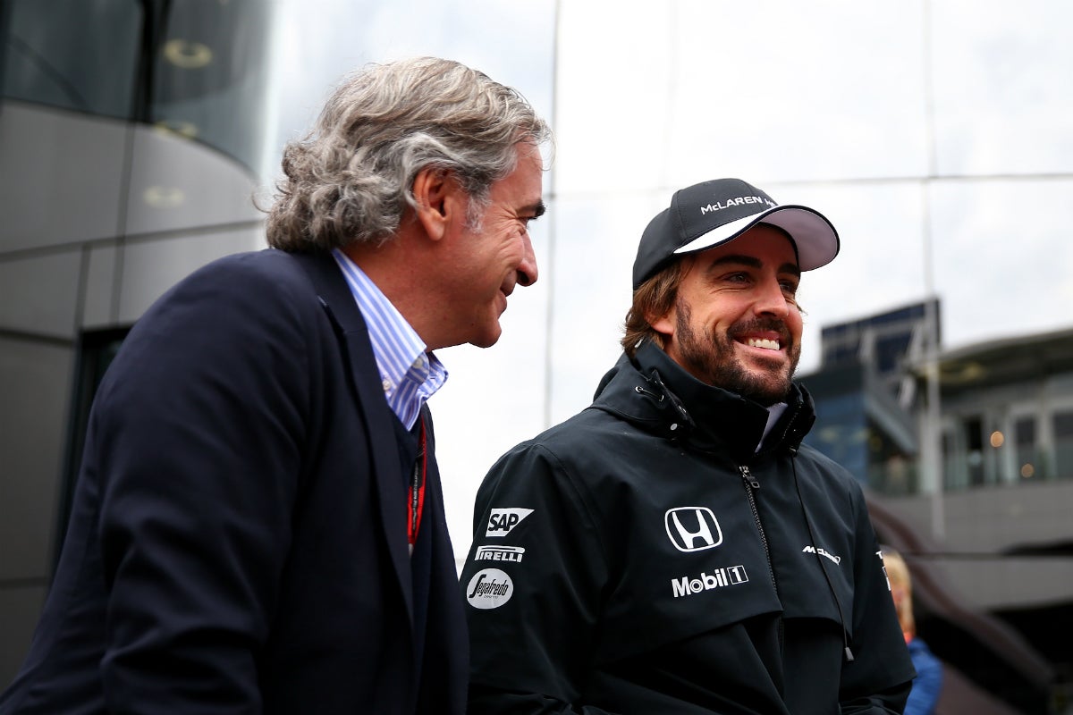 De bicampeón a bicampeón: el mensaje de Fernando Alonso para Carlos Sainz tras su segundo Dakar De bicampeón a bicampeón: el mensaje de Fernando Alonso para Carlos Sainz tras su segundo Dakar