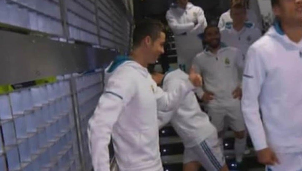 Cristiano Ronaldo dialoga con un niño en el túnel de vestuarios del Real Madrid