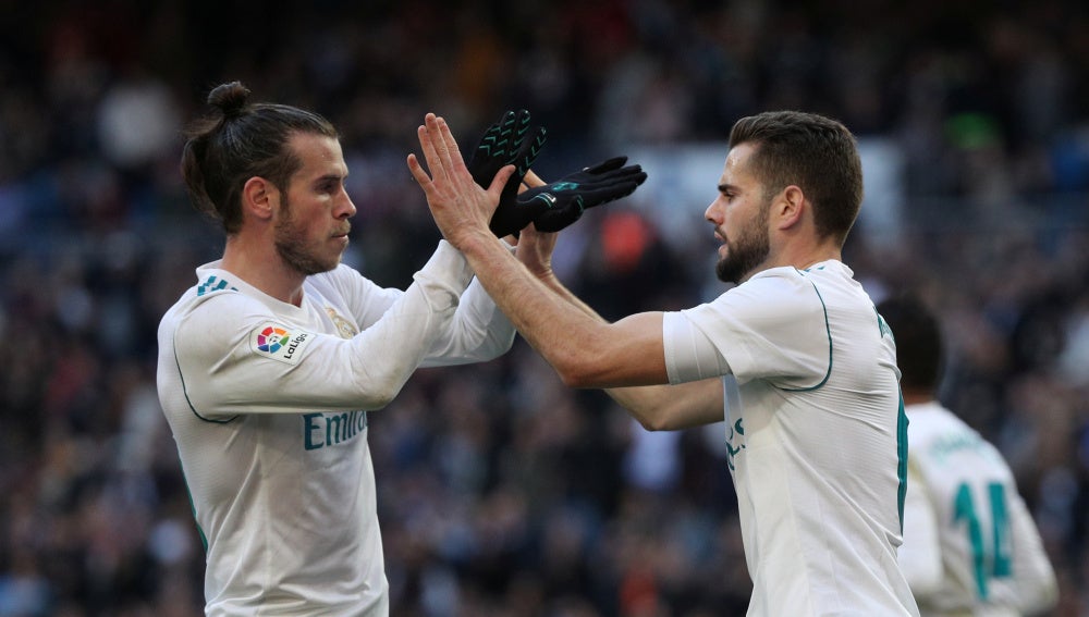 Bale y Nacho celebran el 2-1 del Real Madrid ante el Deportivo