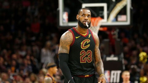 LeBron James, abatido durante el partido contra los Thunder