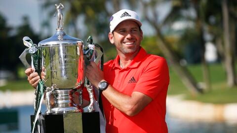 Sergio Garc&iacute;a, con el trofeo de campe&oacute;n del Abierto de Singapur