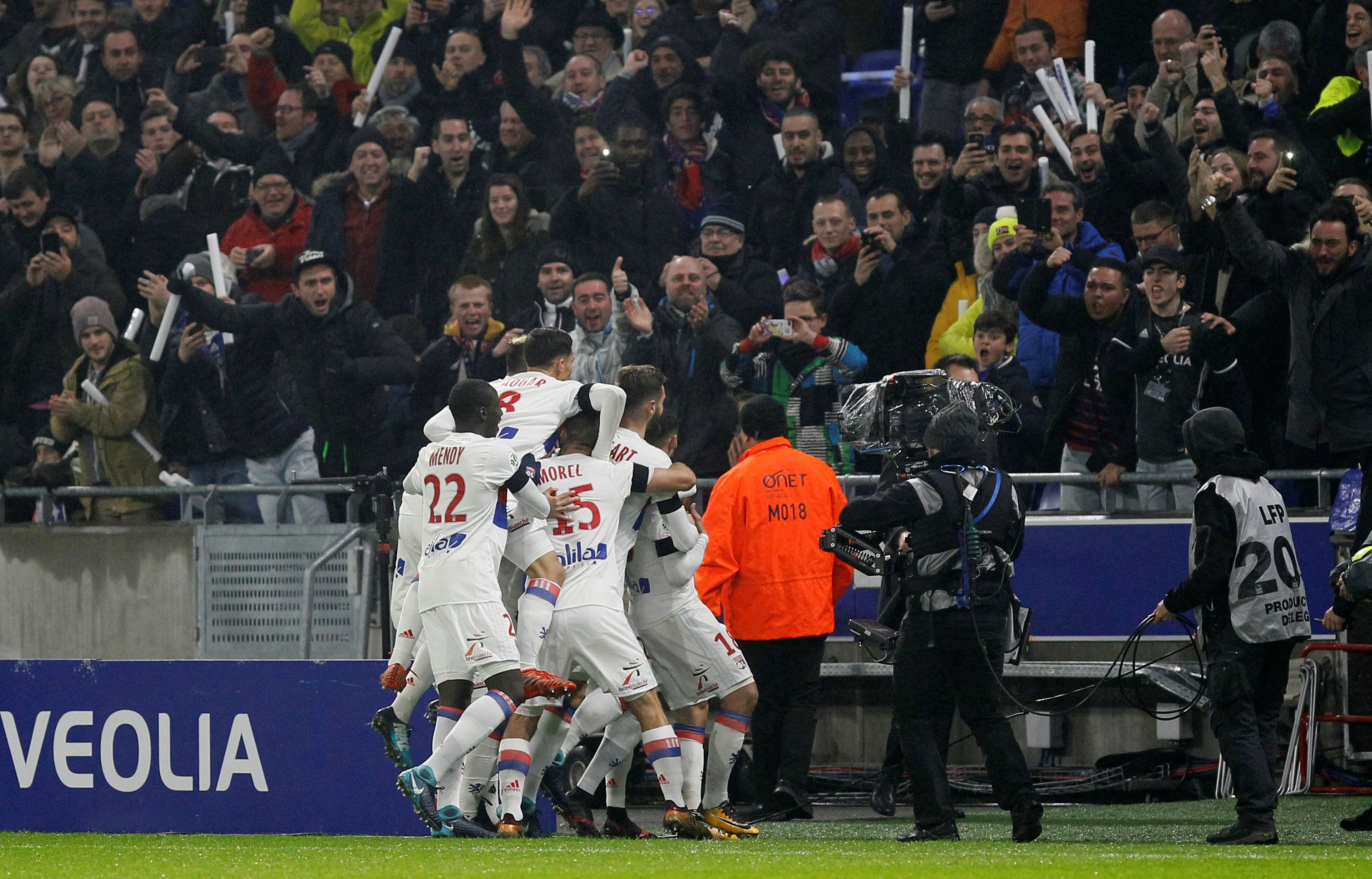 Depay da el triunfo al Olympique de Lyon en el ultimo minuto ante un PSG sin Neymar Depay da el triunfo al Olympique de Lyon en el ultimo minuto ante un PSG sin Neymar