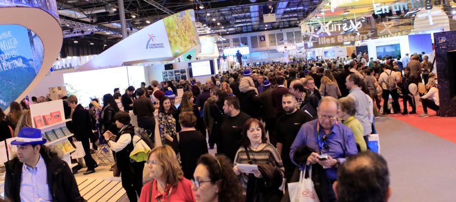 Cientos de personas visitan la Feria Internacional de Turismo de Madrid (Fitur) Cientos de personas visitan la Feria Internacional de Turismo de Madrid (Fitur)