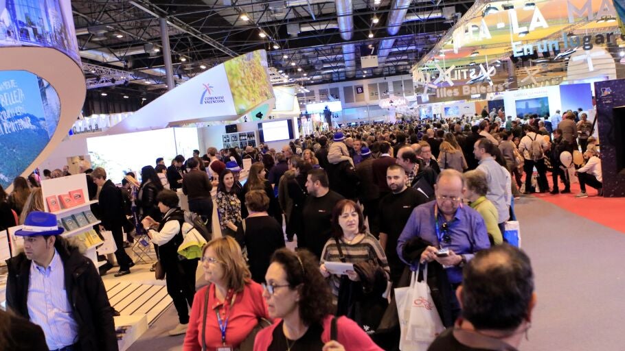 Cientos de personas visitan la Feria Internacional de Turismo de Madrid (Fitur)