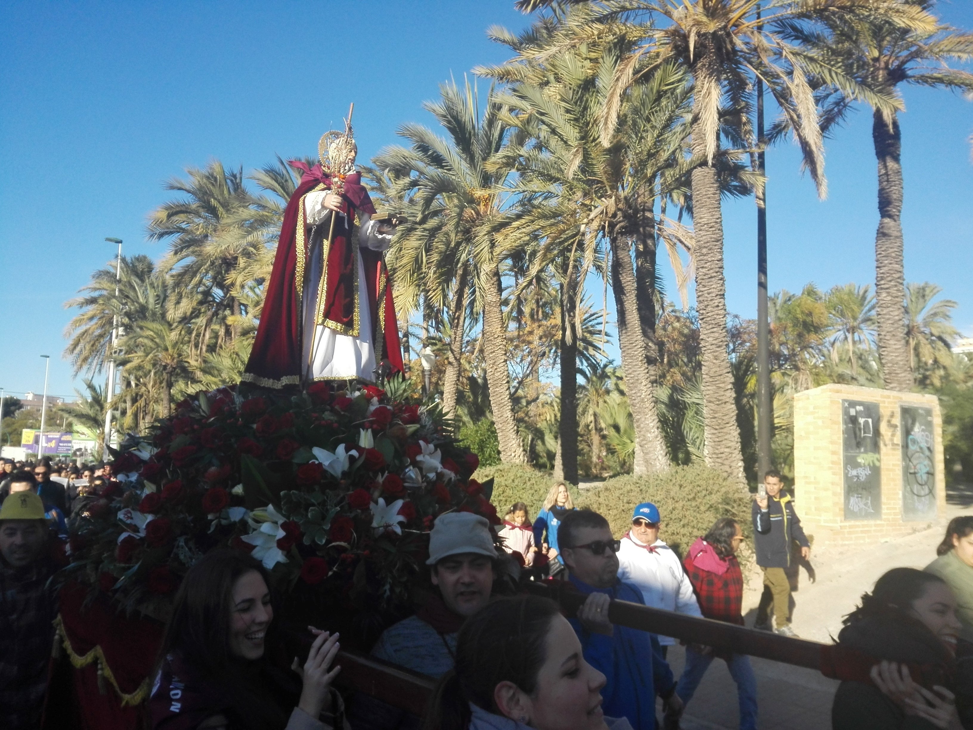 San Antón se echa un año más a la calle para acompañar a su santo en romería San Antón se echa un año más a la calle para acompañar a su santo en romería