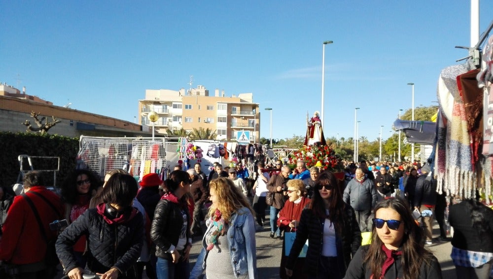 Imagen de archivo de la talla de San Antonio Abad llegando a la ermita de San Antón de Elche.
