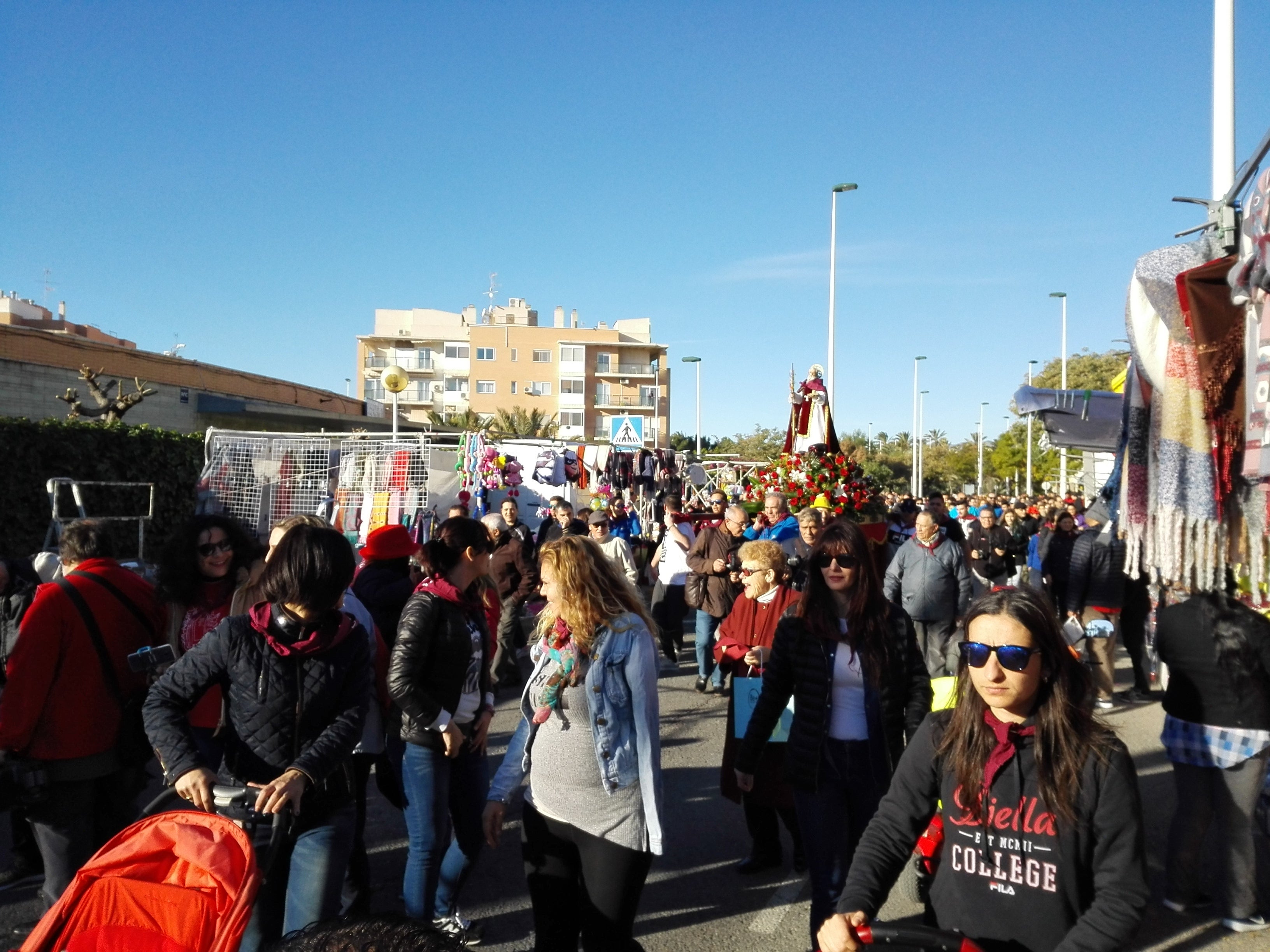 El fin de semana de la Romería de San Antón en Elche llega con sol y frío El fin de semana de la Romería de San Antón en Elche llega con sol y frío