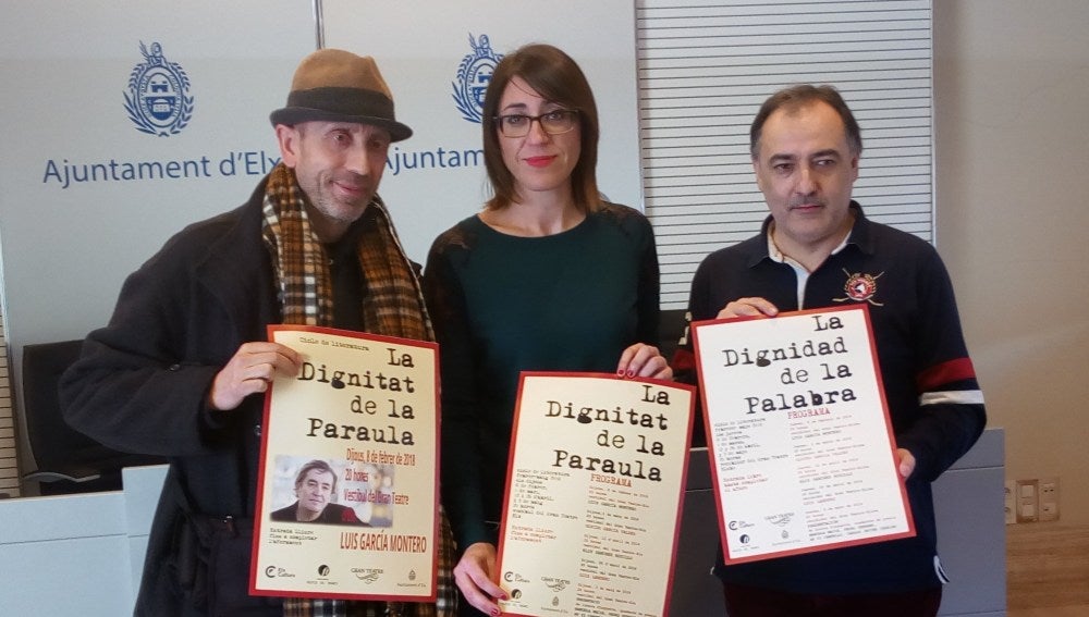 La concejala de Cultura, Patricia Maciá, junto a miembros de la Asociación Frutos del Tiempo 