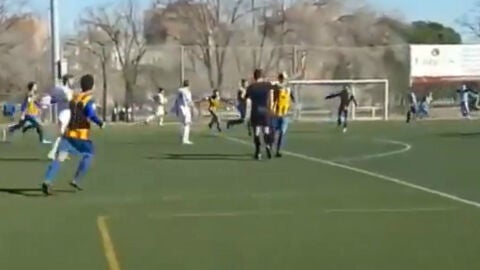 &Aacute;rbitro chocando la mano con un jugador