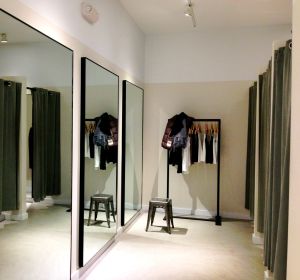 Probadores en una tienda de ropa Probadores en una tienda de ropa