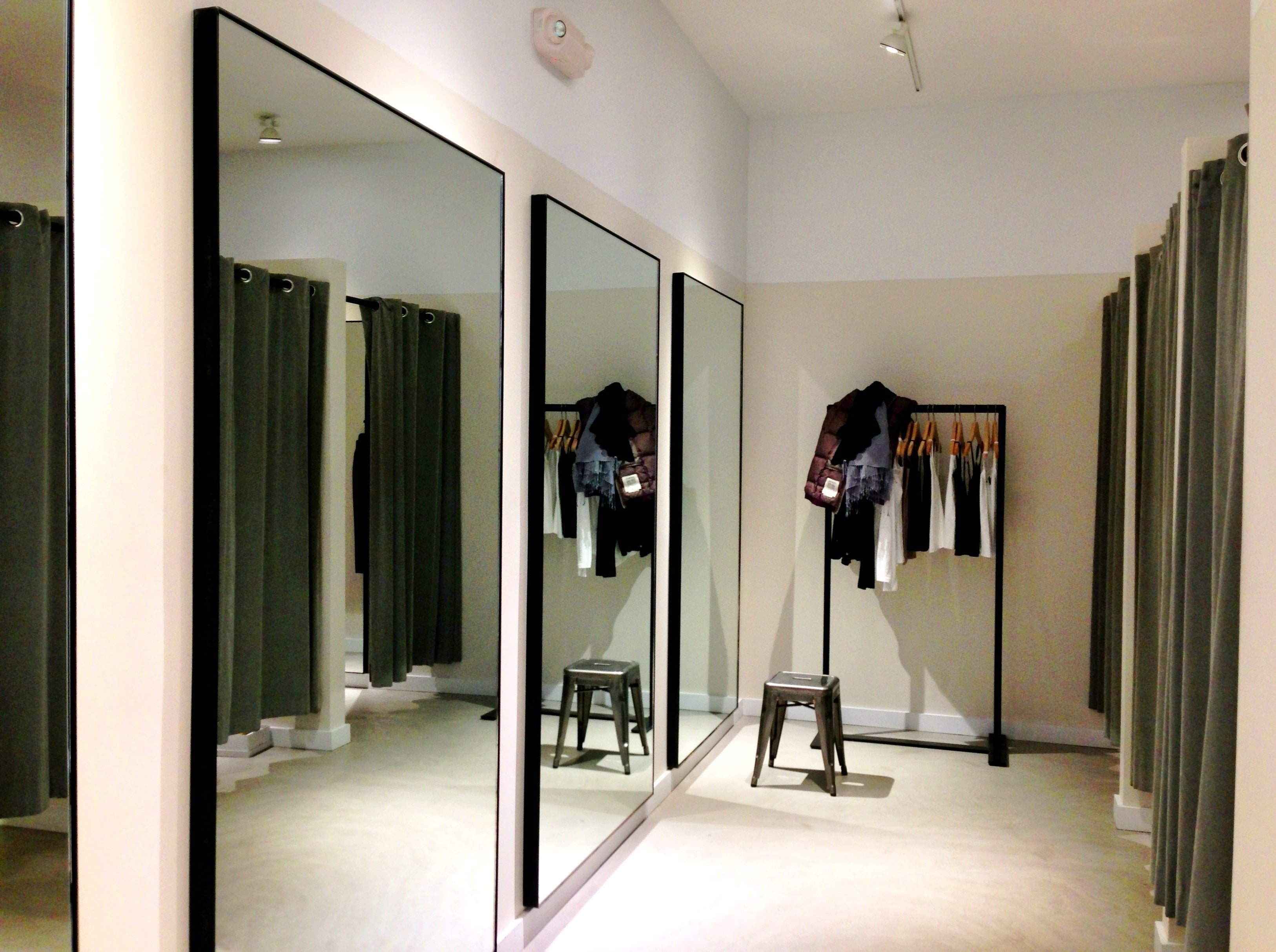 Mesa de redacción: Las tiendas podrían cobrar a sus clientes por probarse la ropa Mesa de redacción: Las tiendas podrían cobrar a sus clientes por probarse la ropa