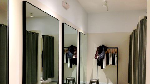 Probadores en una tienda de ropa