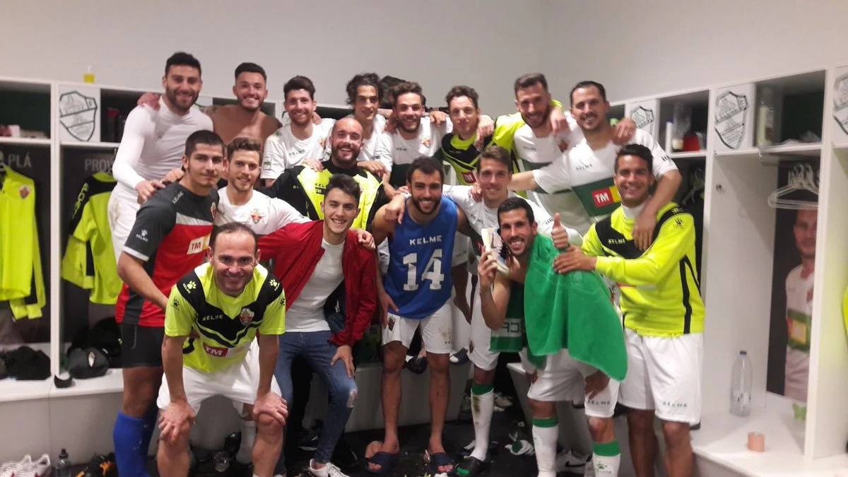 Sory Kaba no estuvo en la imagen que demostró la alegría del vestuario tras el triunfo frente al Deportivo Aragón (5-1). ELCHE CF