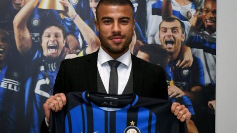 Rafinha posa con la camiseta del Inter de Mil&aacute;n