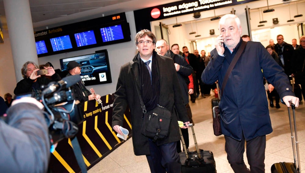Carles Puigdemont en el aeropuerto de Copenhague