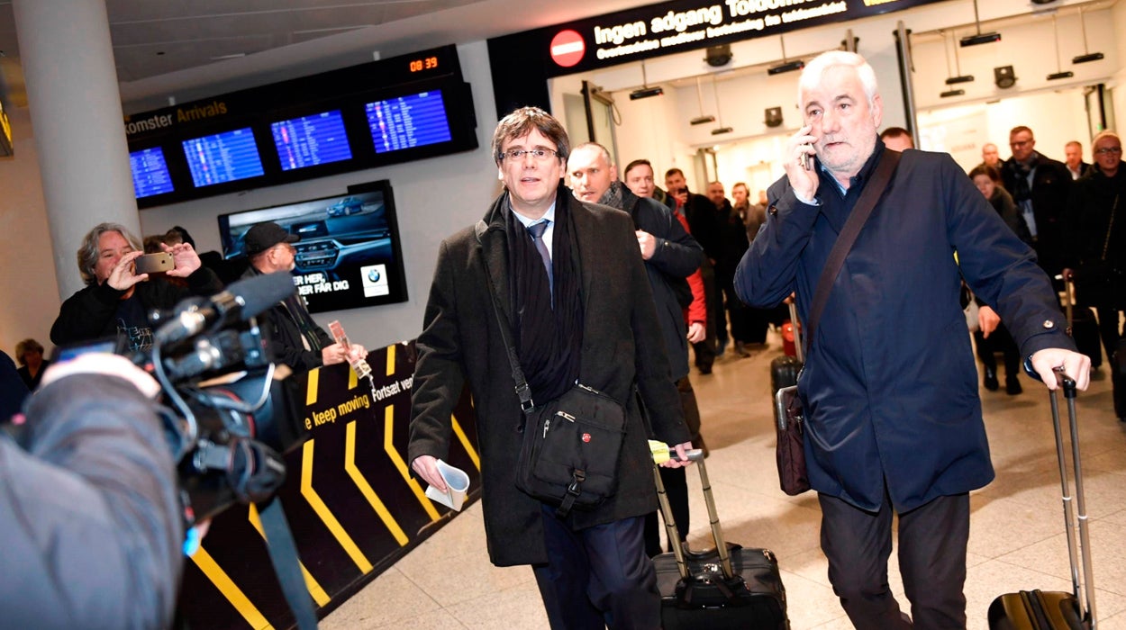 Puigdemont aterriza en Copenhague pese al aviso de la Fiscalía de activar la euroorden Puigdemont aterriza en Copenhague pese al aviso de la Fiscalía de activar la euroorden