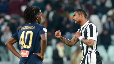 Douglas Costa celebra su gol ante el Genoa
